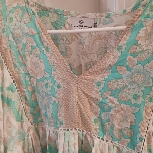 Elegant Floral Mini Dress in Cream and Blue - Picture 7 of 10